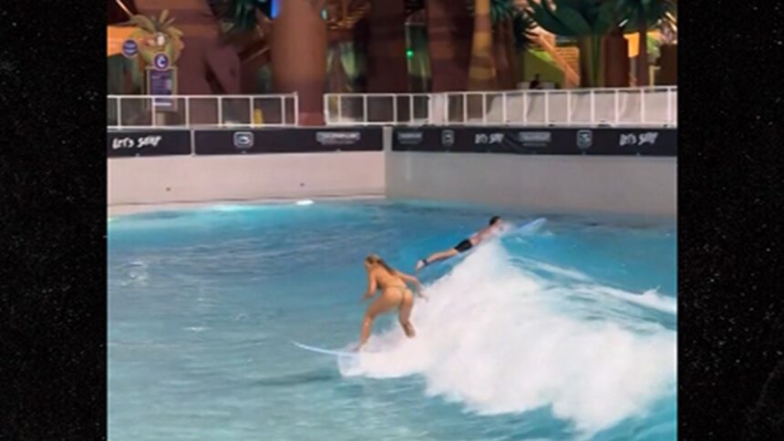 La fidanzata di Jake Paul Jutta Leerdam naviga in bikini adolescenti al Water Park