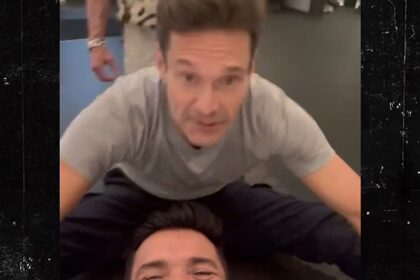 Ryan Seacrest post video di allenamento divertente con Mark Consuelos