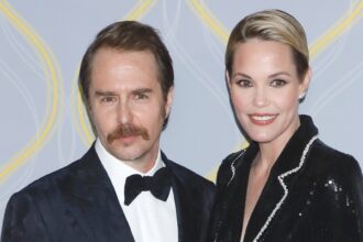 Leslie Bibb ha ottenuto Sam Rockwell lanciato in White Lotus? Lei dice ...