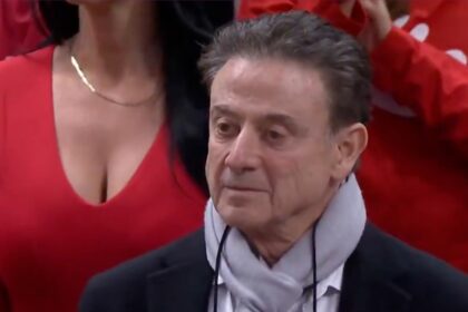 La partecipazione di Rick Pitino alla partita di Son è stata oscurata da Busty Fan