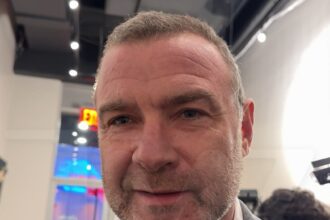 Liev Schreiber dice che la figlia non è un bambino nepo dopo il suo concerto di modella di Parigi