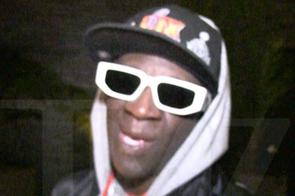 Flavor flav dice che gli indizi di "cantante mascherato" su di lui erano troppo facili