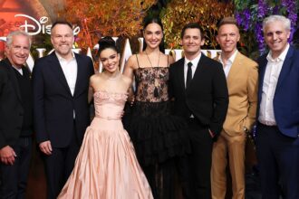 Gal Gadot, Rachel Zegler sembra felice alla premiere di "Biancaneve" nonostante le controversie