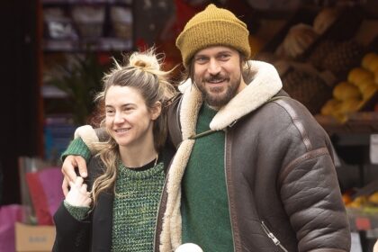 Shailene Woodley diventa accogliente con Lucas Bravo, che assomiglia al suo ex Aaron Rodgers