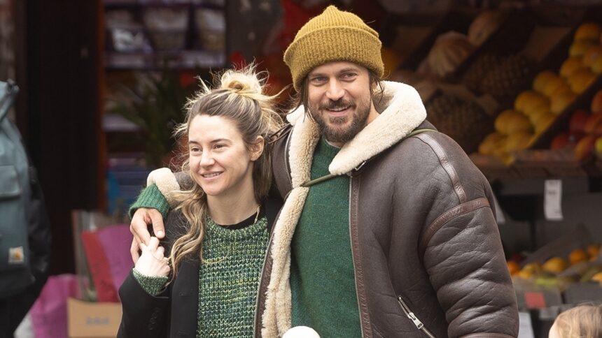 Shailene Woodley diventa accogliente con Lucas Bravo, che assomiglia al suo ex Aaron Rodgers