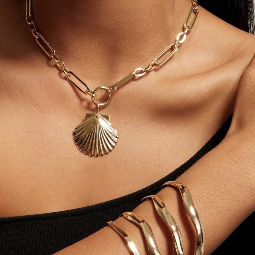 Adoro la collana a guscio virale? Questi pezzi costieri si adattano all'atmosfera