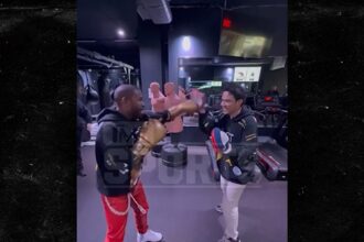 Floyd Mayweather dà la lezione di boxe privata del fondatore di Crypto