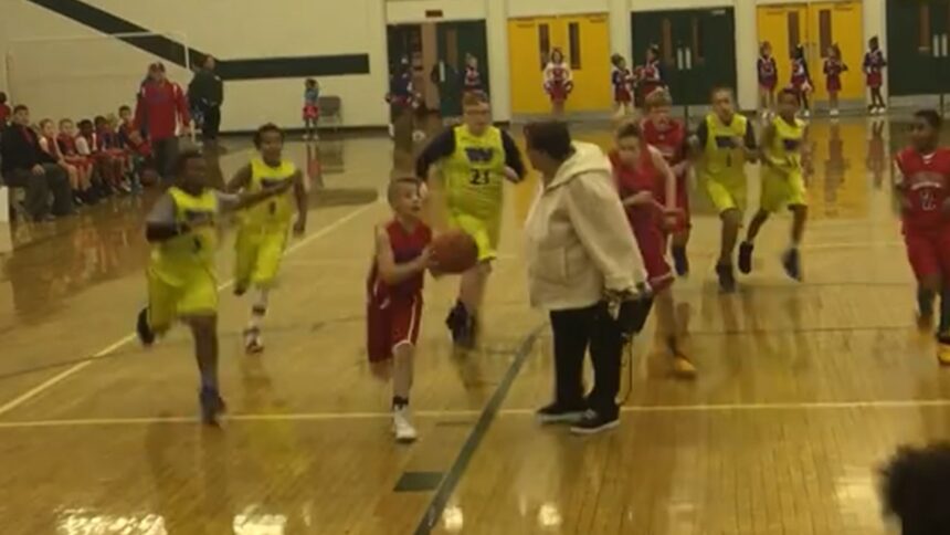 Donna anziana Jay-Walks attraverso il campo da basket a metà partita in video esilaranti