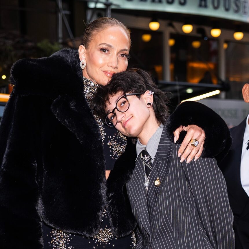 L'emme adolescenziale di Jennifer Lopez è cresciuto nel raro momento del tappeto rosso