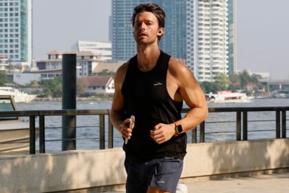 Guida di imballaggio bianca di Patrick Schwarzenegger