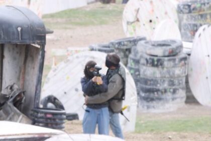Ben Affleck spinge Jennifer Garner da vicino per l'abbraccio durante la gita di Paintball