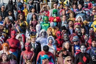 I partecipanti a Wondercon 2025 ispirano timore reverenziale con abiti da cosplay selvatici