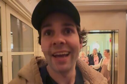 L'influencer David Dobrik condivide un consiglio per essere strappato prima dell'estate