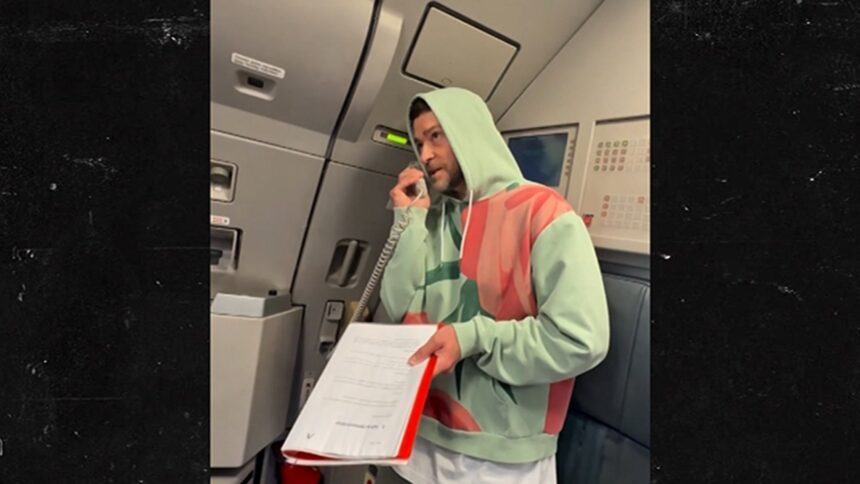 Justin Timberlake finge di essere assistente di volo a bordo, gioca a golf