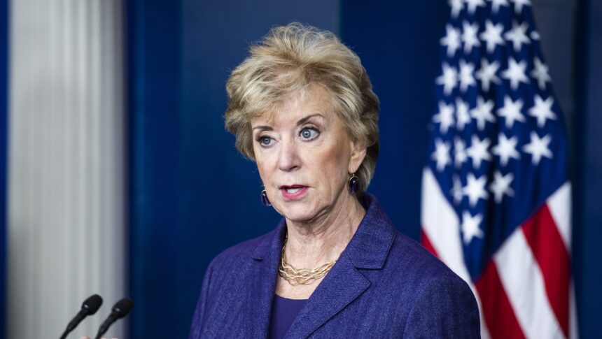 Chi è Linda McMahon? 5 cose sul co-fondatore e politico della WWE-Hollywood Life