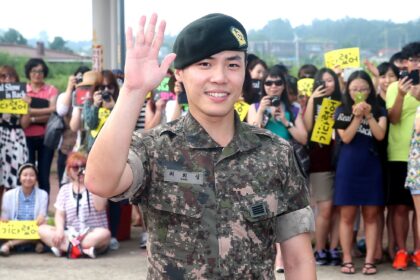 This photo taken on August 8, 2013 shows South Korean singer Wheesung waving as fans look on, at his military service discharge ceremony in Nonsan.