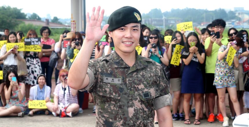 This photo taken on August 8, 2013 shows South Korean singer Wheesung waving as fans look on, at his military service discharge ceremony in Nonsan.