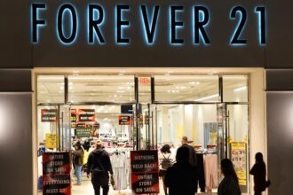 Forever 21 è chiusa? All'interno del secondo fallimento della catena - Hollywood Life