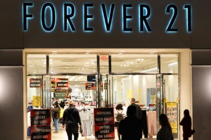 Forever 21 è chiusa? All'interno del secondo fallimento della catena - Hollywood Life