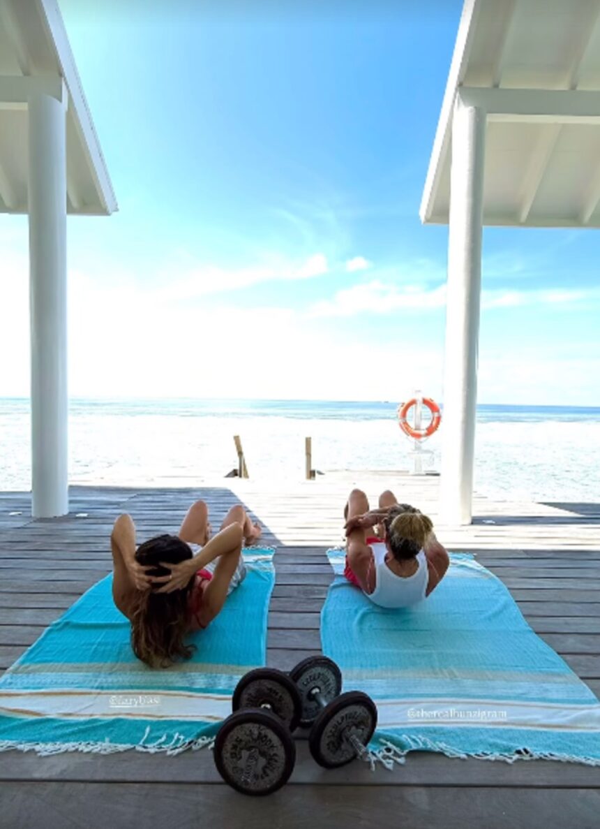 Ilary Blasi e Michelle Hunziker ancora in vacanza insieme alle Maldive: allenamenti tra amiche ripresi dal fidanzato della romana, guarda - Gossip.it