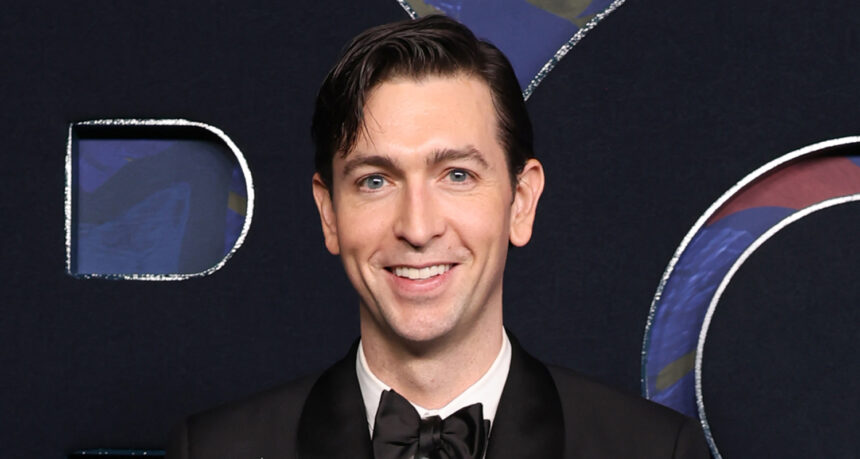 Nicholas Braun condivide foto super rare con la fidanzata Hyunji Ward per il suo compleanno!