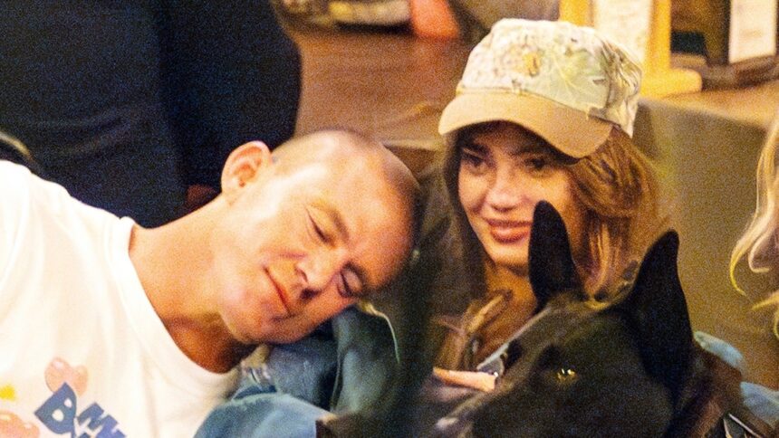 Channing Tatum e Inka Williams prendono la cena insieme ad amici, cani