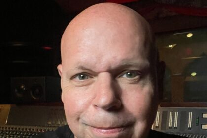 L'ex conduttore MTV Matt Pinfield dice che si sta riprendendo dopo 2 mesi in coma