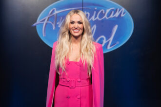 "American Idol" Showrunner condivide i pensieri su Carrie Underwood che si esibisce all'inaugurazione di Trump