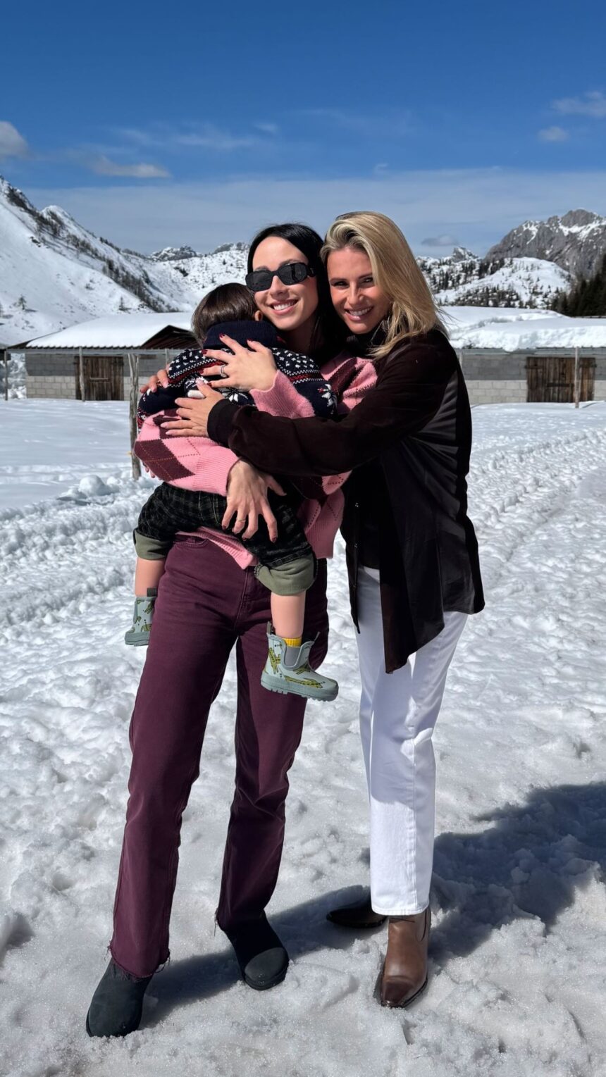 Aurora Ramazzotti festeggia 2 anni del figlio Cesare in montagna con mamma Hunziker, futuro marito, sorelline e miglior amico: foto - Gossip.it