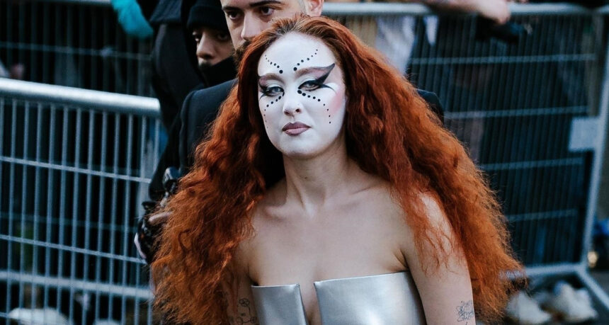 Chappell Roan frequenta la prima settimana di moda di Parigi, indossa l'argento per lo spettacolo di Rick Owens