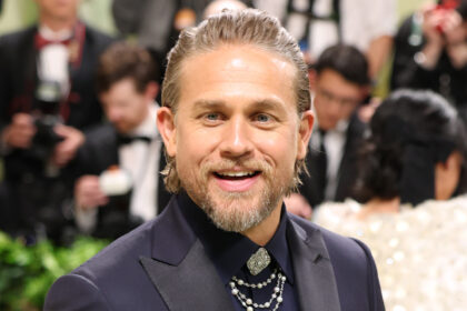 Charlie Hunnam adotta 2 nuovi gattini tra le riprese della serie "Monster"