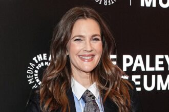 Drew Barrymore fa un commento raro su come ottenere un intervento chirurgico plastico a 17 anni