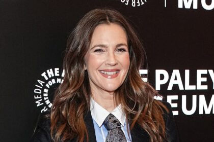Drew Barrymore fa un commento raro su come ottenere un intervento chirurgico plastico a 17 anni