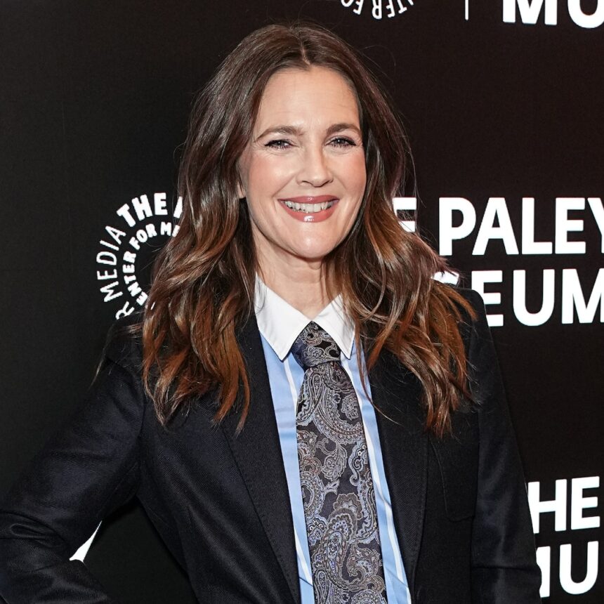 Drew Barrymore fa un commento raro su come ottenere un intervento chirurgico plastico a 17 anni