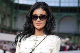 L'abbigliamento in lattice di Kylie Jenner per "raccogliere i suoi figli" divide in Internet