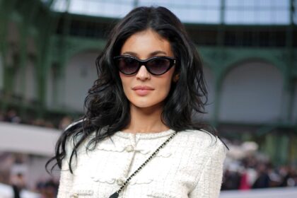 L'abbigliamento in lattice di Kylie Jenner per "raccogliere i suoi figli" divide in Internet