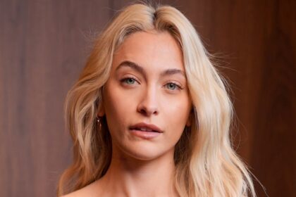 Paris Jackson reagisce alla critica "impazzendo" sui capezzoli
