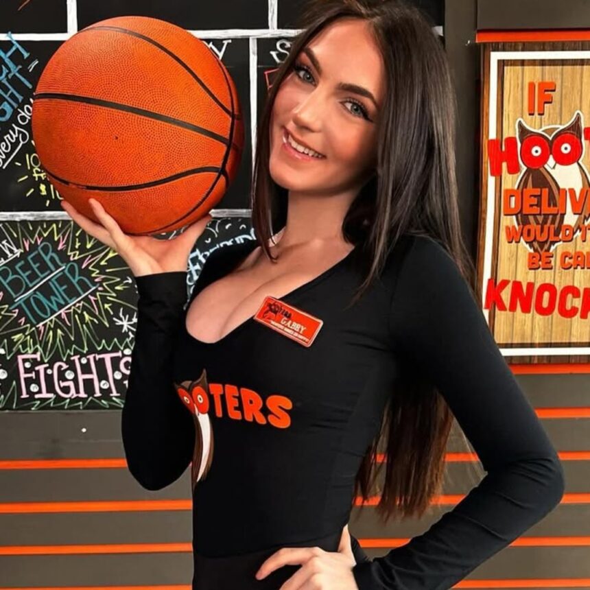 Hooters Waitress condivide il modo in cui la gravidanza influisce sui suoi consigli