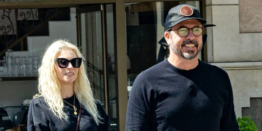 Dave Grohl e la moglie Jordyn Blum hanno individuato insieme mesi dopo aver ammesso di fare un bambino al di fuori del suo matrimonio