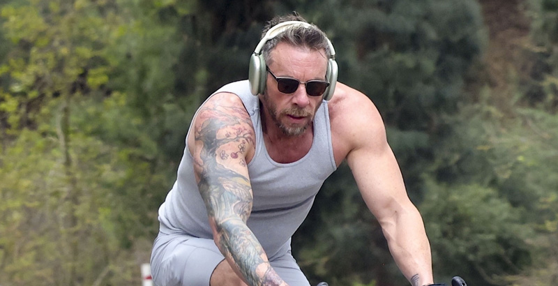 Dax Shepard sembra in forma in un outfit di allenamento spandex durante un giro in bici di Los Angeles