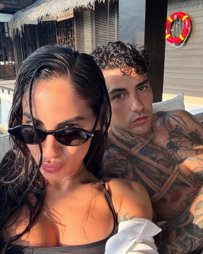 Giulia De Lellis e Tony Effe innamorati e beati alle Maldive insieme: la foto sotto al sole  - Gossip.it