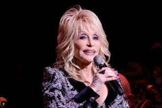 Dolly Parton dice che il marito Carl Dean "ha sofferto molto" prima della sua morte