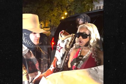 Stivali da cowgirl da $ 5k rossi sexyy dal cantante country Caldwell