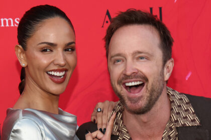 Eiza Gonzalez si trasforma in un abito d'argento aderente alla premiere di "Ash" con Aaron Paul