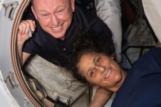 Perché gli astronauti sono stati condotti sulle barelle dopo l'atterraggio sulla terra
