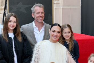 Gal Gadot fa un aspetto raro con tutti e quattro i bambini e il marito Jaron Versano a Hollywood Walk of Fame Star