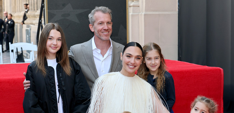 Gal Gadot fa un aspetto raro con tutti e quattro i bambini e il marito Jaron Versano a Hollywood Walk of Fame Star