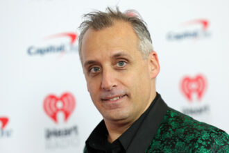 Joe Gatto di Impractical Jokers accusato di molestie sessuali da parte di Second Woman, un ex dipendente