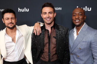 Hallmark Hunks Tyler Hynes, Jonathan Bennett e BJ Britt vincono in grande per il film "The Groomsmen" al Glaad Media Awards 2025!