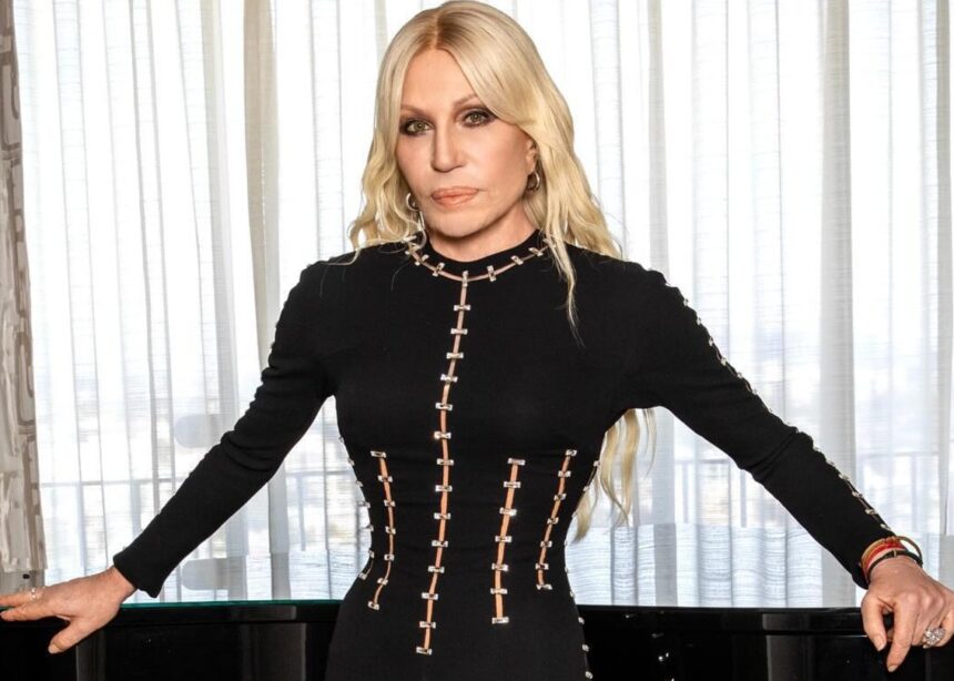 Donatella Versace lascia la direzione creativa di Versace: fine di un’epoca